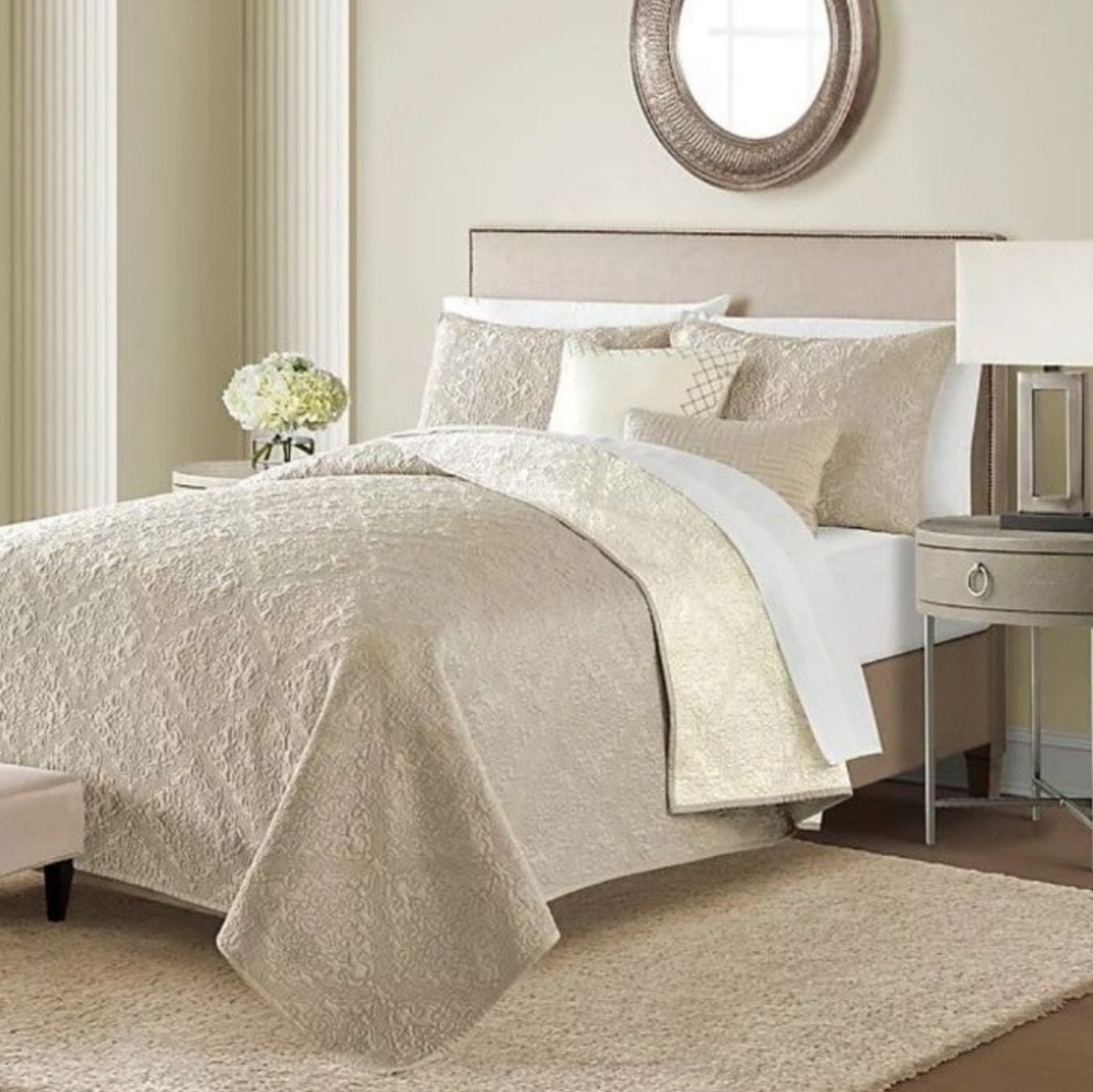 NWT Medallion 4-Piece Reversible Twin Quilt  Bedding Set in Stone